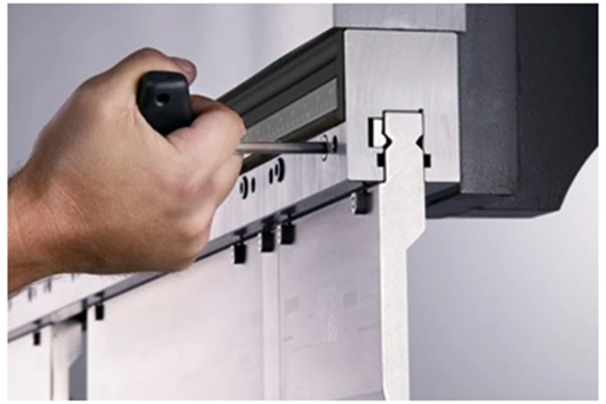 Hardened clamping pins are activated during mechanical clamping